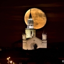 Santa Maria i la Lluna des de el camí de la Bleda