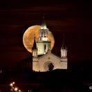 Santa Maria i la Lluna des de el camí de la Bleda