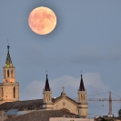 Santa Maria i la Lluna des de la Zona Esportiva